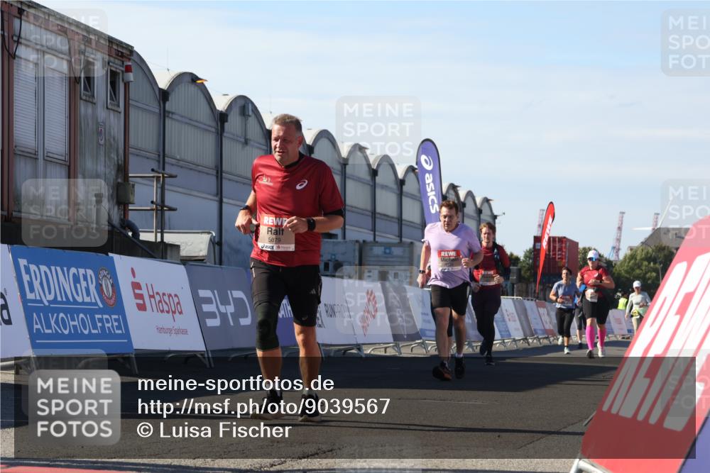03.10.2025 - Köhlbrandbrückenlauf Luisa Fischer http://msf.ph/oto/9039567 03.10.2025 13:30:12 Ziel 4459, 5038, 5079, 5151, 5153, 5161, 5174, 5398 meine-sportfotos.de