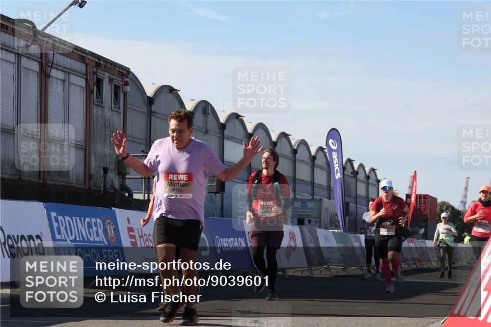 03.10.2025 - Köhlbrandbrückenlauf Luisa Fischer http://msf.ph/oto/9039601 03.10.2025 13:30:16 Ziel 4823, 5038, 5079, 5151, 5153, 5157, 5161, 5174, 5233, 5398, 6219 meine-sportfotos.de