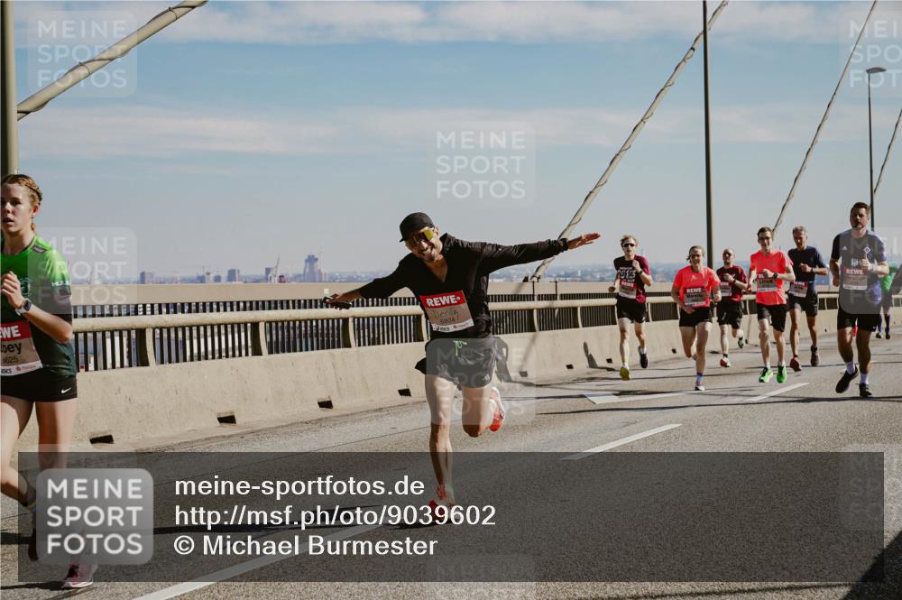 03.10.2025 - Köhlbrandbrückenlauf Michael Burmester http://msf.ph/oto/9039602 03.10.2025 12:19:53 Position 1 6625, 6804, 2015 meine-sportfotos.de