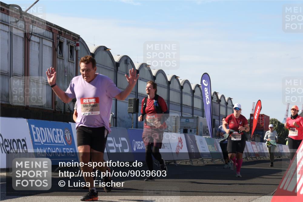 03.10.2025 - Köhlbrandbrückenlauf Luisa Fischer http://msf.ph/oto/9039603 03.10.2025 13:30:17 Ziel 4823, 5038, 5079, 5151, 5153, 5157, 5161, 5174, 5233, 5398, 6219 meine-sportfotos.de