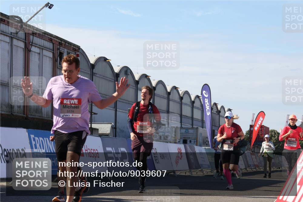 03.10.2025 - Köhlbrandbrückenlauf Luisa Fischer http://msf.ph/oto/9039607 03.10.2025 13:30:17 Ziel 4823, 5038, 5079, 5151, 5153, 5157, 5161, 5174, 5233, 5398, 6219 meine-sportfotos.de