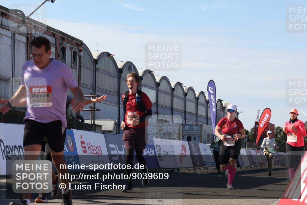 03.10.2025 - Köhlbrandbrückenlauf Luisa Fischer http://msf.ph/oto/9039609 03.10.2025 13:30:17 Ziel 4823, 5038, 5079, 5151, 5153, 5157, 5161, 5174, 5233, 5398, 6219 meine-sportfotos.de