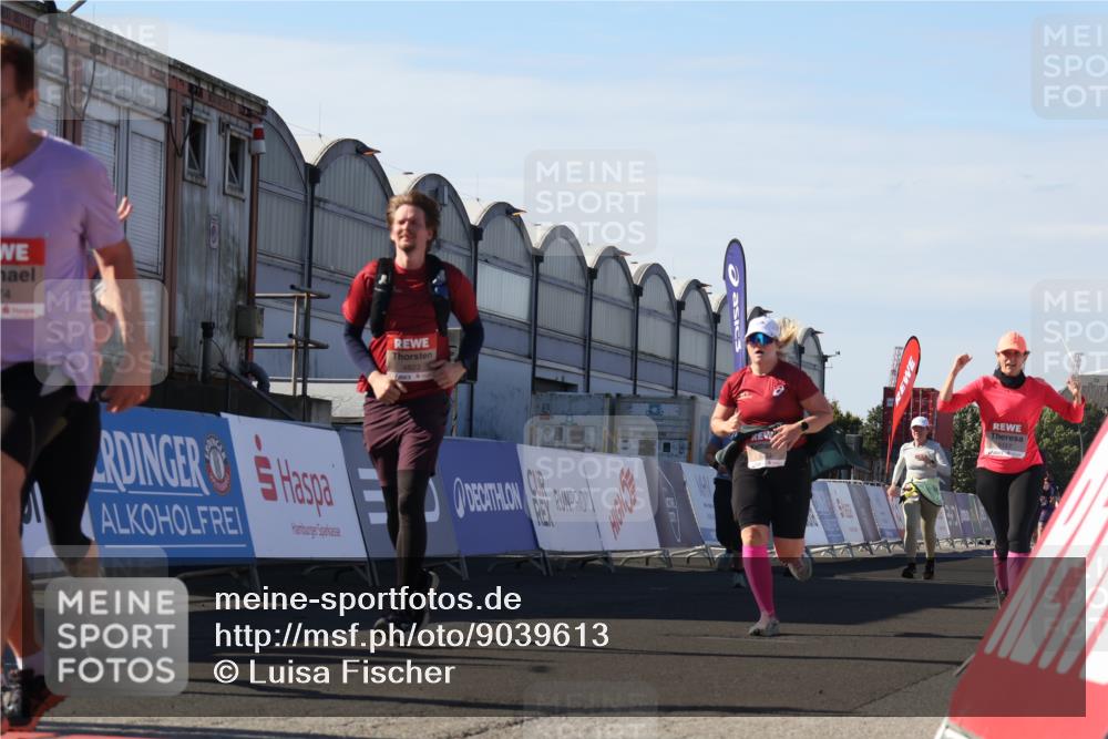 03.10.2025 - Köhlbrandbrückenlauf Luisa Fischer http://msf.ph/oto/9039613 03.10.2025 13:30:18 Ziel 4823, 5038, 5079, 5151, 5153, 5157, 5161, 5174, 5233, 6219 meine-sportfotos.de