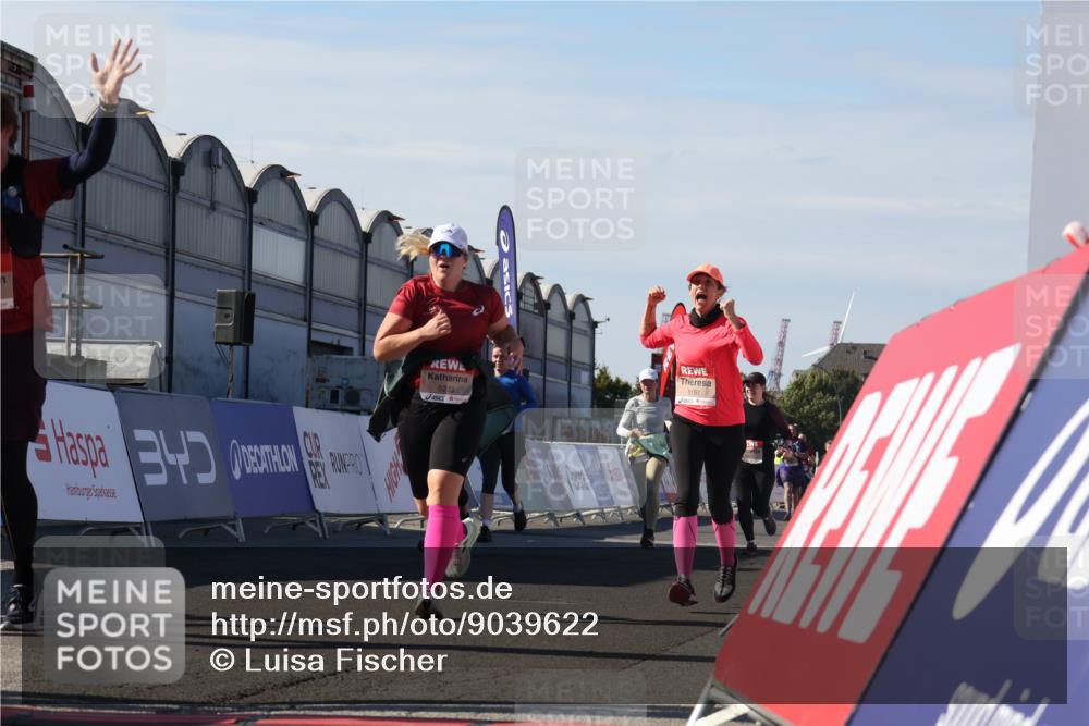 03.10.2025 - Köhlbrandbrückenlauf Luisa Fischer http://msf.ph/oto/9039622 03.10.2025 13:30:19 Ziel 4823, 5038, 5079, 5151, 5153, 5157, 5161, 5174, 5233, 6078, 6219 meine-sportfotos.de