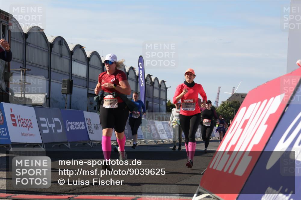 03.10.2025 - Köhlbrandbrückenlauf Luisa Fischer http://msf.ph/oto/9039625 03.10.2025 13:30:19 Ziel 4823, 5038, 5079, 5151, 5153, 5157, 5161, 5174, 5233, 6078, 6219 meine-sportfotos.de