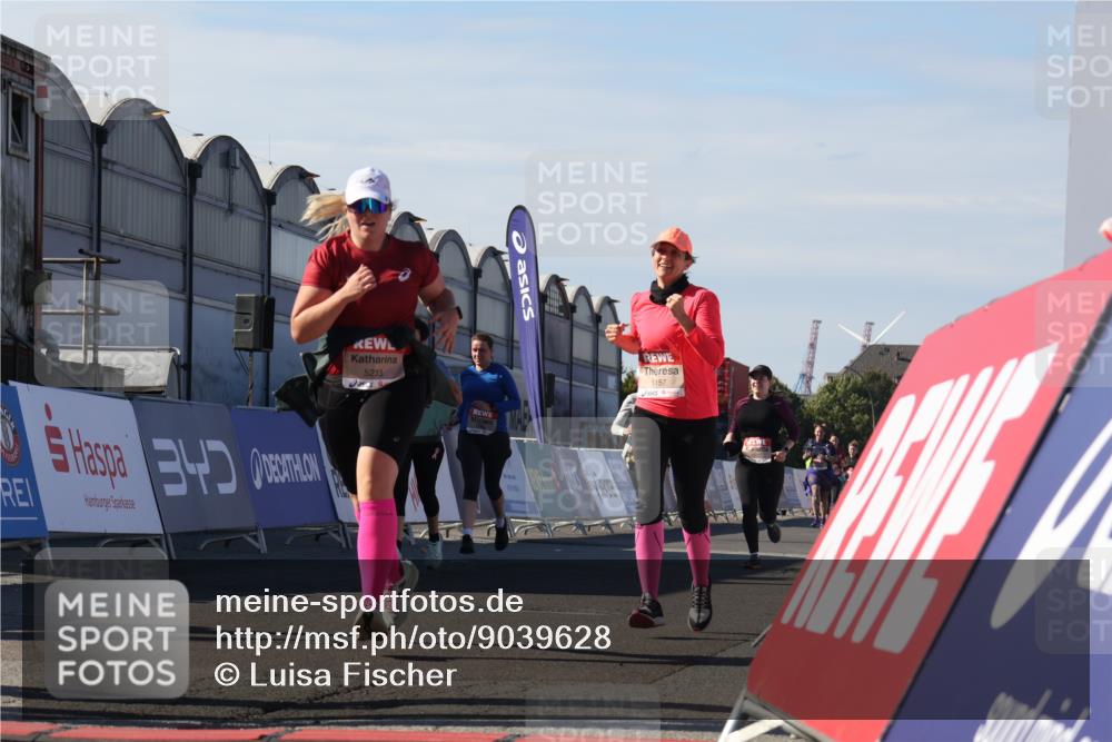 03.10.2025 - Köhlbrandbrückenlauf Luisa Fischer http://msf.ph/oto/9039628 03.10.2025 13:30:19 Ziel 4823, 5038, 5079, 5151, 5153, 5157, 5161, 5174, 5233, 6078, 6219 meine-sportfotos.de