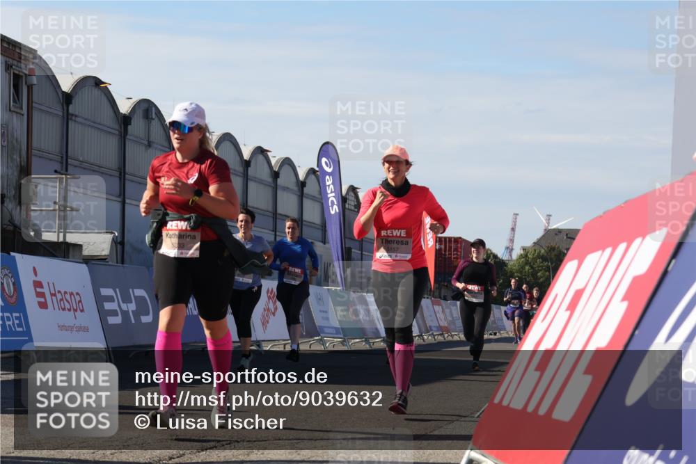 03.10.2025 - Köhlbrandbrückenlauf Luisa Fischer http://msf.ph/oto/9039632 03.10.2025 13:30:20 Ziel 4823, 4927, 5017, 5038, 5060, 5079, 5151, 5153, 5157, 5161, 5174, 5233, 6078, 6219 meine-sportfotos.de