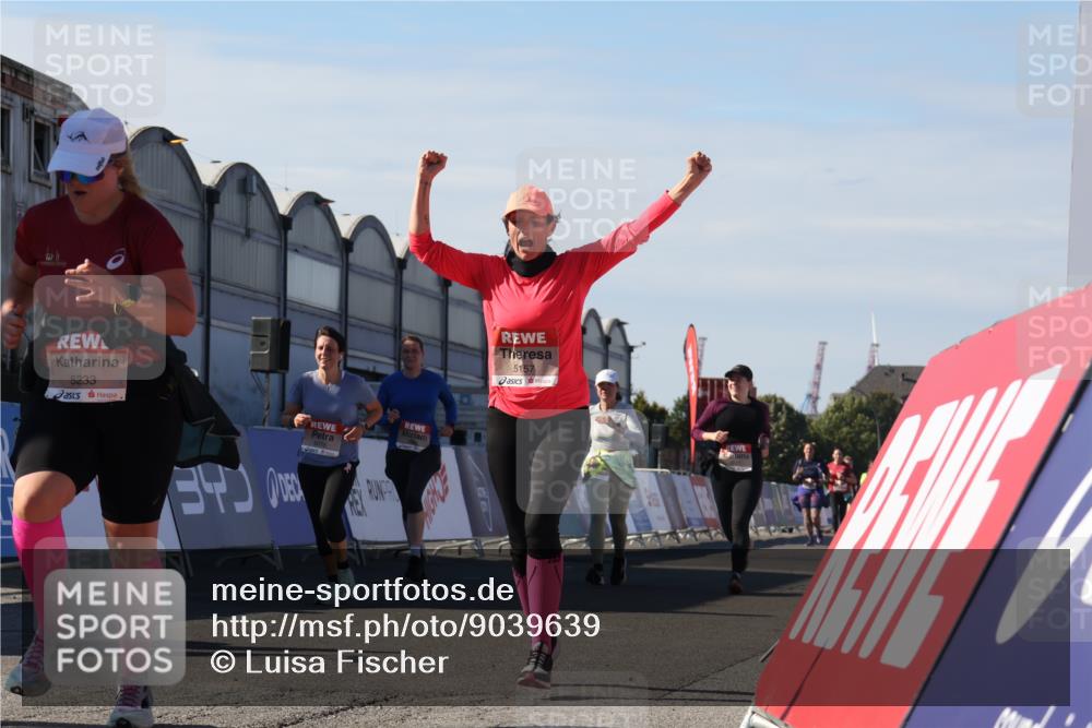 03.10.2025 - Köhlbrandbrückenlauf Luisa Fischer http://msf.ph/oto/9039639 03.10.2025 13:30:20 Ziel 4823, 4927, 5017, 5038, 5060, 5079, 5151, 5153, 5157, 5161, 5174, 5233, 6078, 6219 meine-sportfotos.de