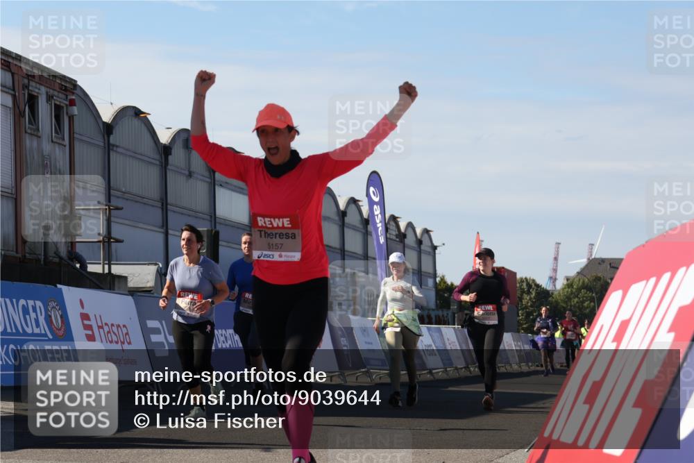 03.10.2025 - Köhlbrandbrückenlauf Luisa Fischer http://msf.ph/oto/9039644 03.10.2025 13:30:21 Ziel 4823, 4927, 5017, 5038, 5060, 5079, 5151, 5153, 5157, 5161, 5174, 5233, 6078, 6219 meine-sportfotos.de