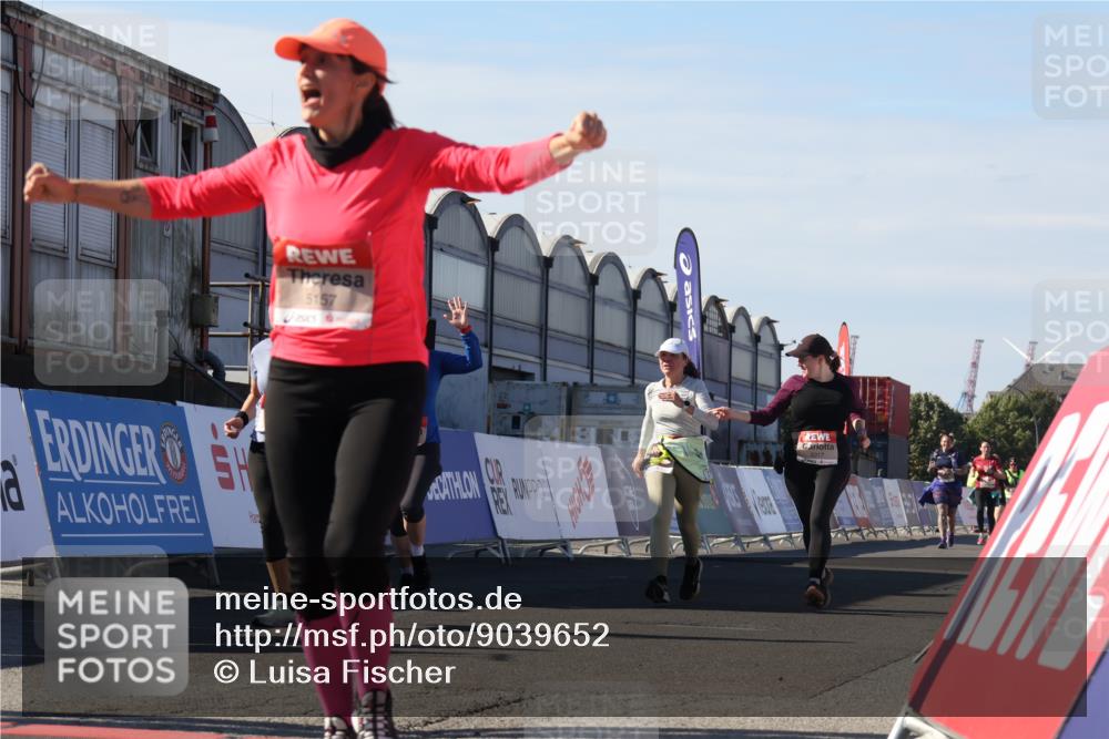 03.10.2025 - Köhlbrandbrückenlauf Luisa Fischer http://msf.ph/oto/9039652 03.10.2025 13:30:22 Ziel 4823, 4927, 5017, 5060, 5079, 5157, 5174, 5233, 6078, 6219 meine-sportfotos.de