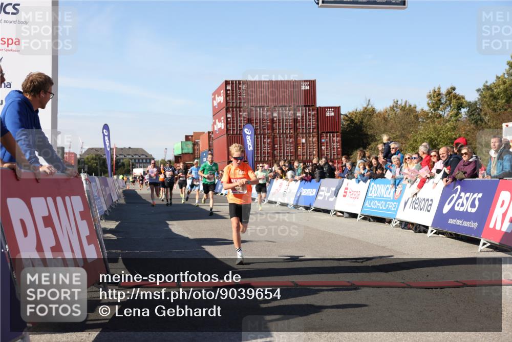 03.10.2025 - Köhlbrandbrückenlauf Lena Gebhardt http://msf.ph/oto/9039654 03.10.2025 12:56:10 Ziel 4041, 4050, 4078, 4114, 4123, 5957, 6206, 6489, 6495, 6778 meine-sportfotos.de