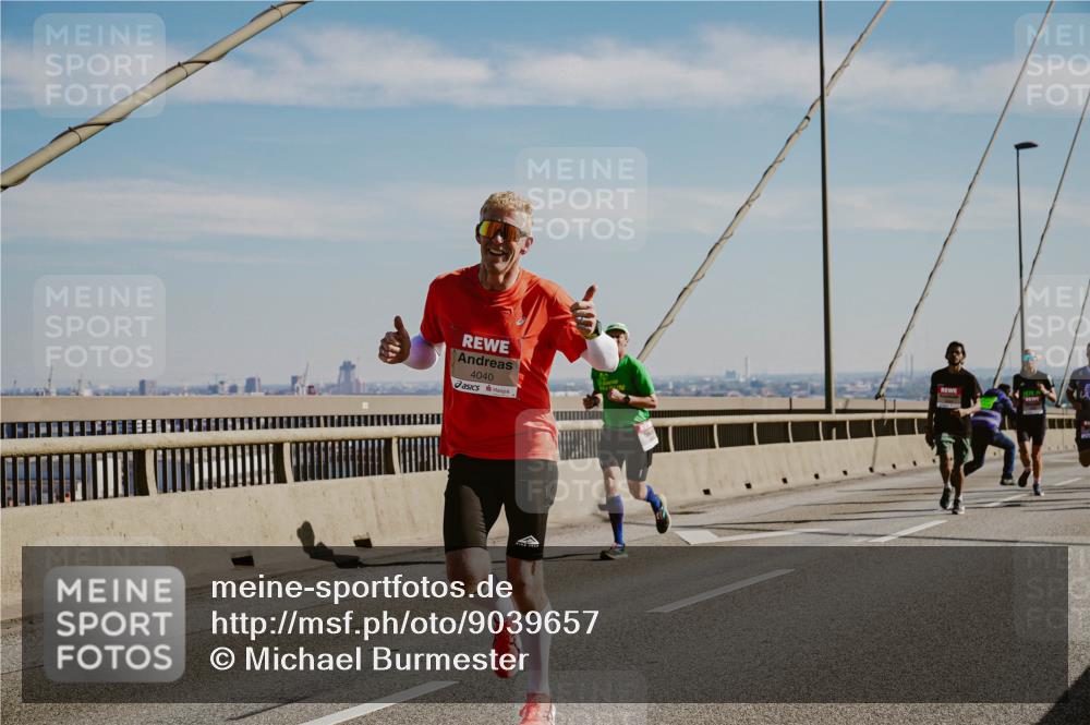 03.10.2025 - Köhlbrandbrückenlauf Michael Burmester http://msf.ph/oto/9039657 03.10.2025 12:19:59 Position 1 4040 meine-sportfotos.de