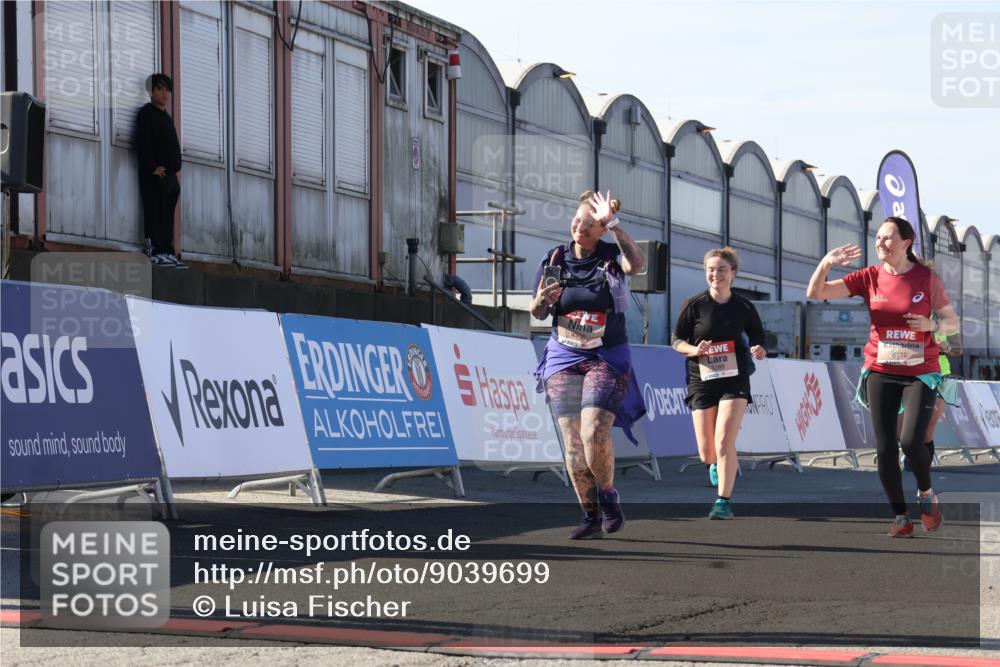03.10.2025 - Köhlbrandbrückenlauf Luisa Fischer http://msf.ph/oto/9039699 03.10.2025 13:30:36 Ziel 4355, 4840, 4841, 4927, 5017, 5060, 5289, 5346, 6170, 6223, 6347 meine-sportfotos.de
