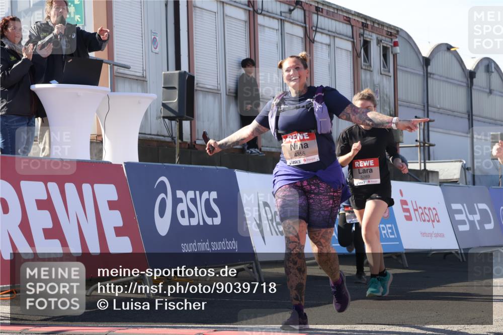03.10.2025 - Köhlbrandbrückenlauf Luisa Fischer http://msf.ph/oto/9039718 03.10.2025 13:30:38 Ziel 4355, 4840, 4841, 5289, 5346, 6170, 6223, 6347 meine-sportfotos.de
