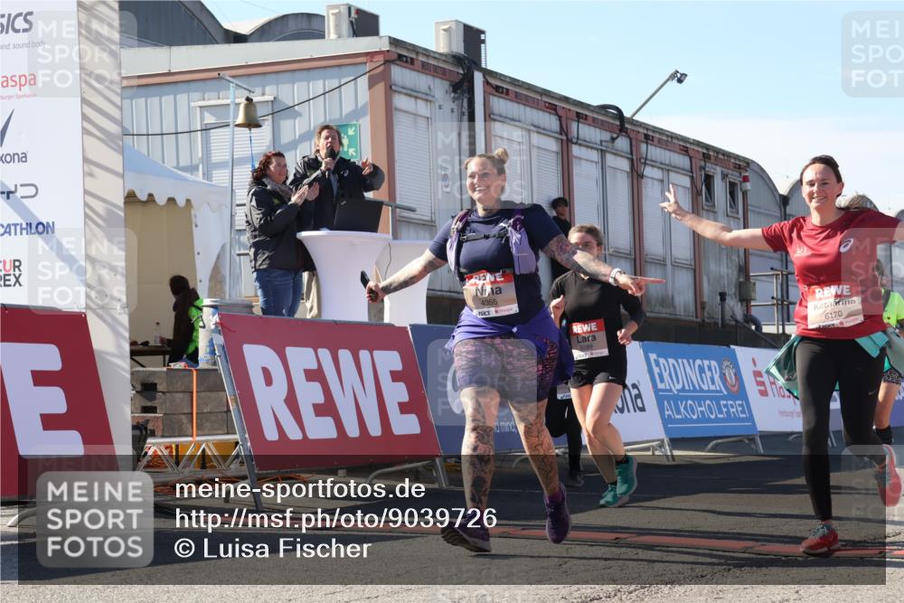03.10.2025 - Köhlbrandbrückenlauf Luisa Fischer http://msf.ph/oto/9039726 03.10.2025 13:30:38 Ziel 4355, 4840, 4841, 5289, 5346, 6170, 6223, 6347 meine-sportfotos.de