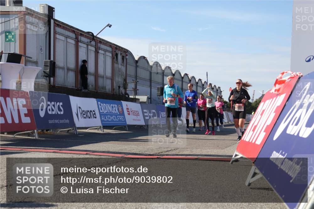 03.10.2025 - Köhlbrandbrückenlauf Luisa Fischer http://msf.ph/oto/9039802 03.10.2025 13:30:53 Ziel 4715, 4734, 4937, 5005, 5142, 5206, 5349, 5391, 5402, 5938, 6537 meine-sportfotos.de