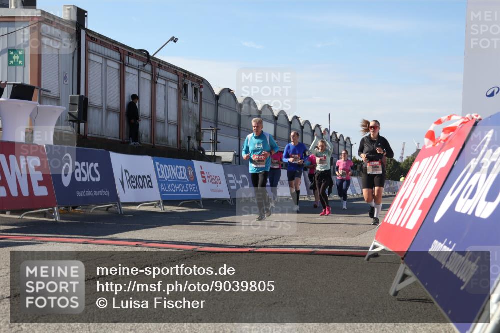 03.10.2025 - Köhlbrandbrückenlauf Luisa Fischer http://msf.ph/oto/9039805 03.10.2025 13:30:53 Ziel 4715, 4734, 4937, 5005, 5142, 5206, 5349, 5391, 5402, 5938, 6537 meine-sportfotos.de