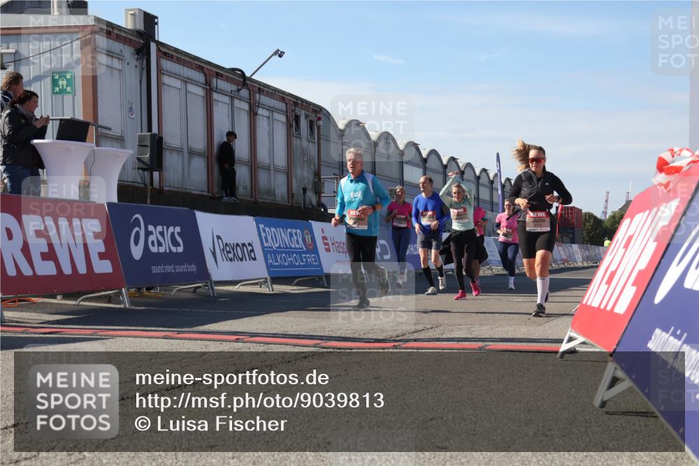 03.10.2025 - Köhlbrandbrückenlauf Luisa Fischer http://msf.ph/oto/9039813 03.10.2025 13:30:54 Ziel 4715, 4734, 4937, 5005, 5142, 5185, 5206, 5349, 5391, 5402, 5938, 6537 meine-sportfotos.de