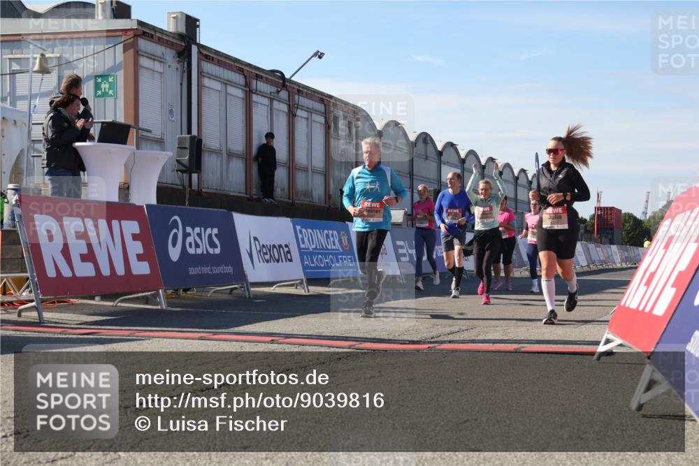 03.10.2025 - Köhlbrandbrückenlauf Luisa Fischer http://msf.ph/oto/9039816 03.10.2025 13:30:54 Ziel 4715, 4734, 4937, 5005, 5142, 5185, 5206, 5349, 5391, 5402, 5938, 6537 meine-sportfotos.de