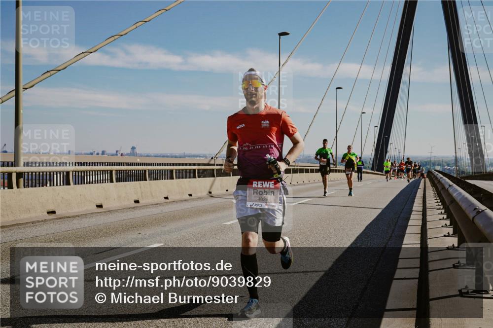 03.10.2025 - Köhlbrandbrückenlauf Michael Burmester http://msf.ph/oto/9039829 03.10.2025 12:20:17 Position 1 2, 195, 42, 195, 42, 194, 4029 meine-sportfotos.de