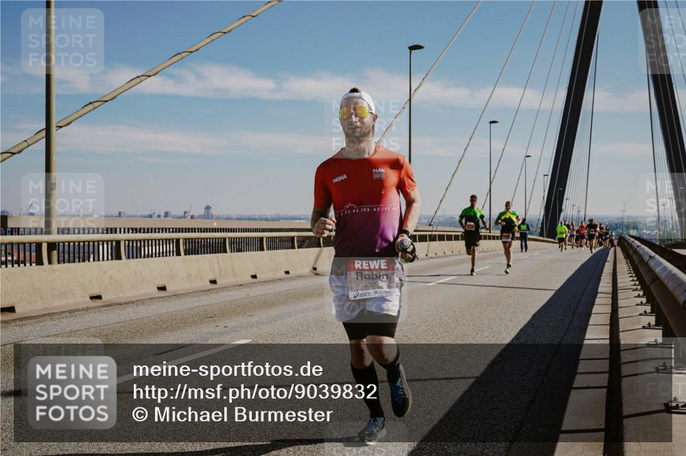 03.10.2025 - Köhlbrandbrückenlauf Michael Burmester http://msf.ph/oto/9039832 03.10.2025 12:20:17 Position 1 5, 42, 195, 42, 195, 42, 4029 meine-sportfotos.de
