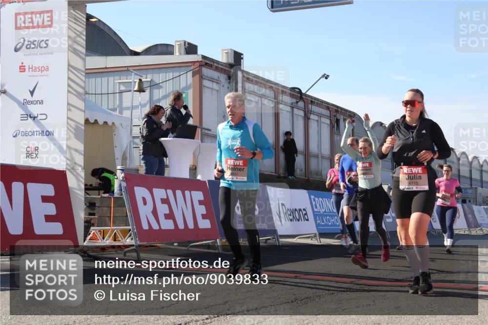 03.10.2025 - Köhlbrandbrückenlauf Luisa Fischer http://msf.ph/oto/9039833 03.10.2025 13:30:56 Ziel 4715, 4734, 4937, 5005, 5142, 5185, 5206, 5349, 5391, 5402, 5938, 6537 meine-sportfotos.de