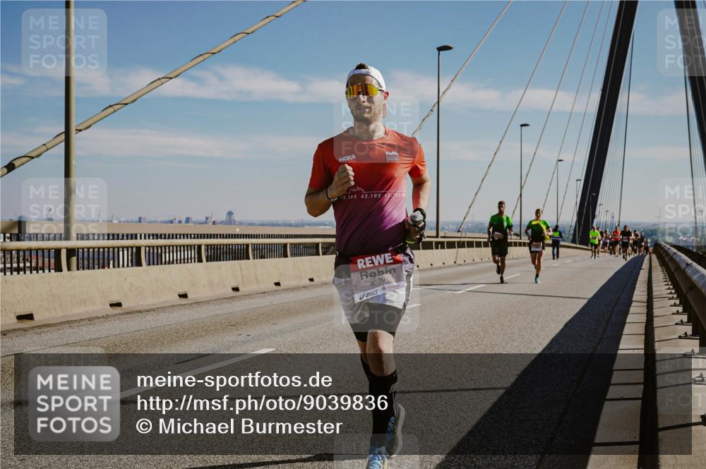 03.10.2025 - Köhlbrandbrückenlauf Michael Burmester http://msf.ph/oto/9039836 03.10.2025 12:20:17 Position 1 42, 195, 42, 1952, 195, 4029 meine-sportfotos.de