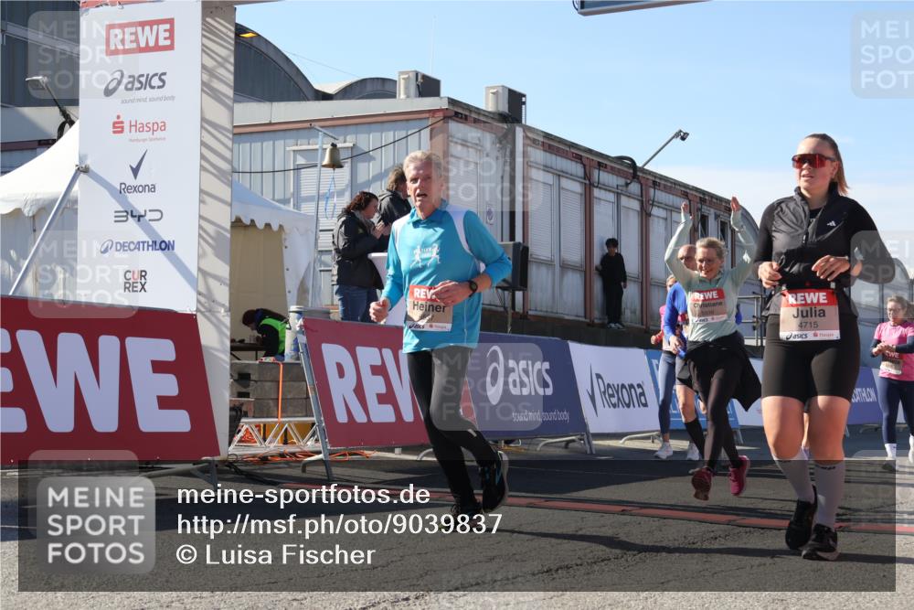 03.10.2025 - Köhlbrandbrückenlauf Luisa Fischer http://msf.ph/oto/9039837 03.10.2025 13:30:56 Ziel 4715, 4734, 4937, 5005, 5142, 5185, 5206, 5349, 5391, 5402, 5938, 6537 meine-sportfotos.de