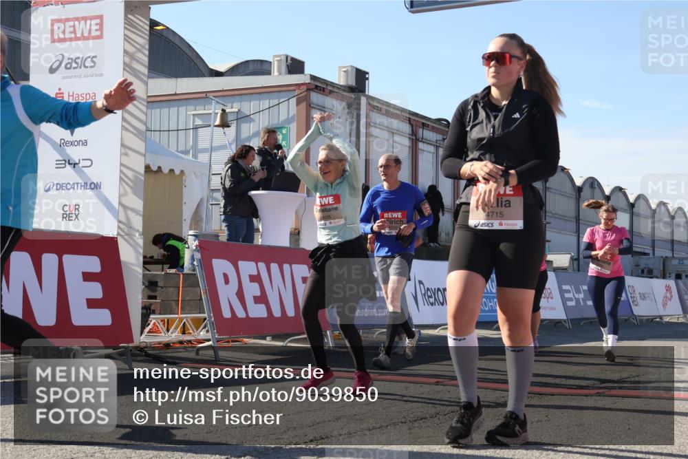 03.10.2025 - Köhlbrandbrückenlauf Luisa Fischer http://msf.ph/oto/9039850 03.10.2025 13:30:57 Ziel 4715, 4734, 5005, 5142, 5185, 5206, 5349, 5402, 5938, 6537 meine-sportfotos.de