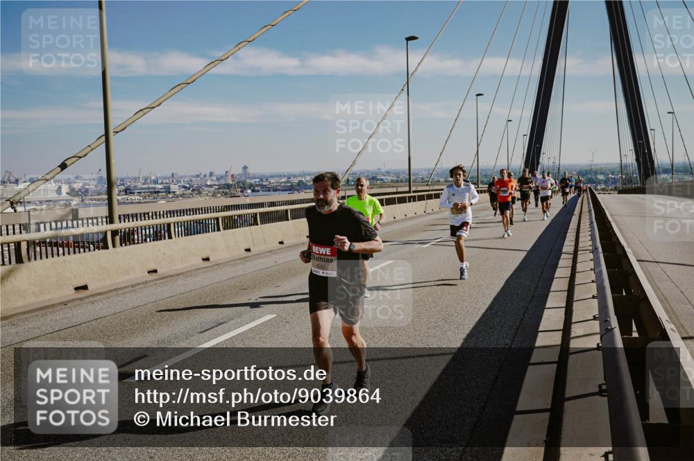03.10.2025 - Köhlbrandbrückenlauf Michael Burmester http://msf.ph/oto/9039864 03.10.2025 12:20:28 Position 1 4042 meine-sportfotos.de
