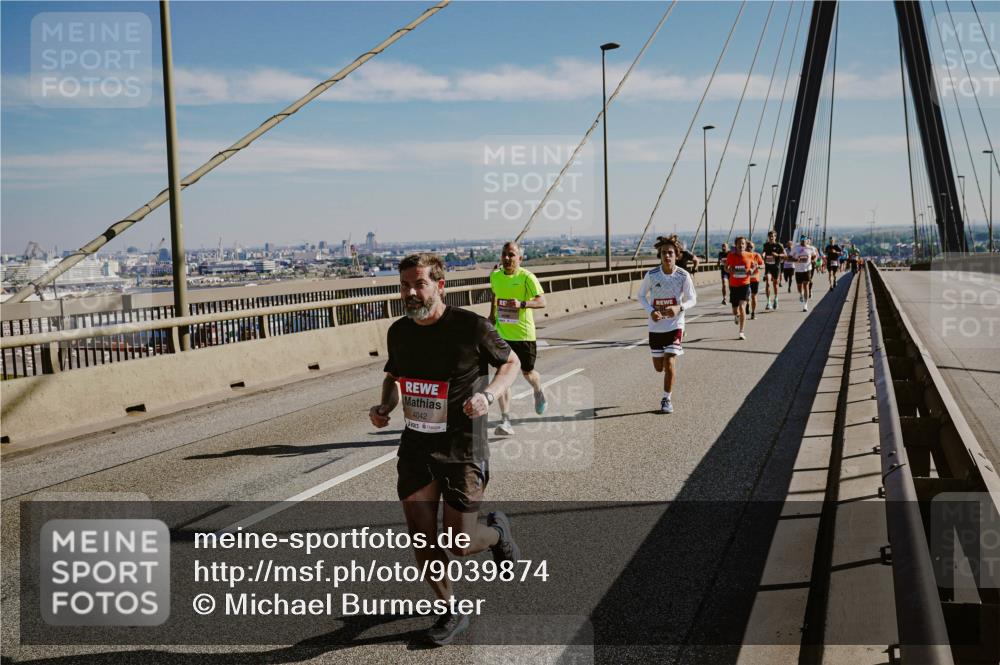 03.10.2025 - Köhlbrandbrückenlauf Michael Burmester http://msf.ph/oto/9039874 03.10.2025 12:20:28 Position 1 4042 meine-sportfotos.de