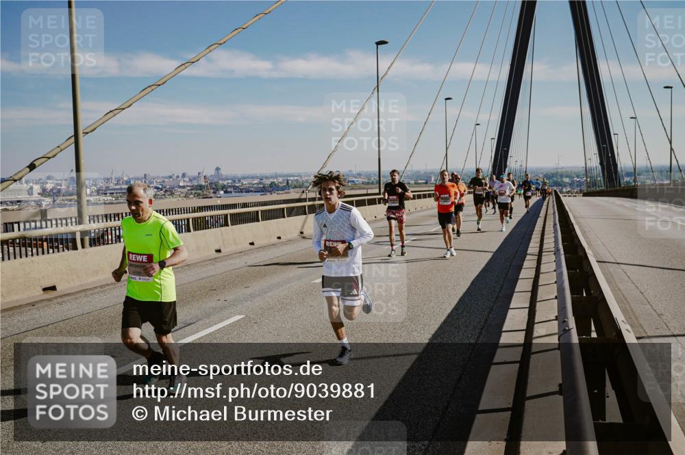 03.10.2025 - Köhlbrandbrückenlauf Michael Burmester http://msf.ph/oto/9039881 03.10.2025 12:20:29 Position 1  meine-sportfotos.de