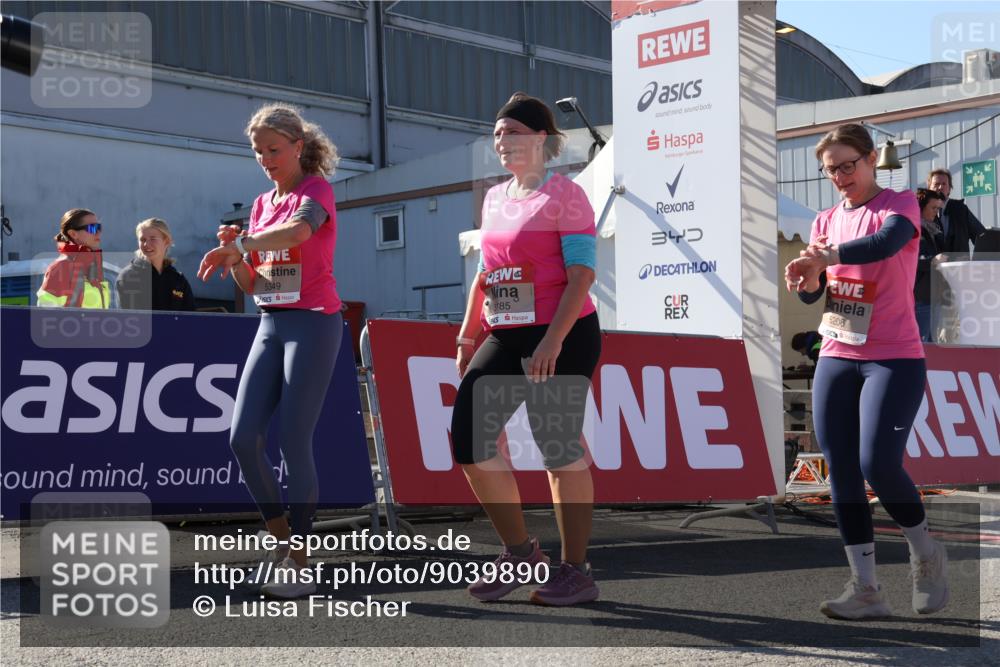 03.10.2025 - Köhlbrandbrückenlauf Luisa Fischer http://msf.ph/oto/9039890 03.10.2025 13:31:01 Ziel 4715, 4734, 5005, 5142, 5185, 5206, 5349, 5402, 5938, 6375, 6537 meine-sportfotos.de