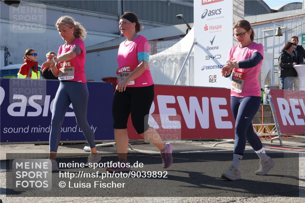 03.10.2025 - Köhlbrandbrückenlauf Luisa Fischer http://msf.ph/oto/9039892 03.10.2025 13:31:02 Ziel 4715, 4734, 5185, 5206, 5349, 5938, 6375, 6537 meine-sportfotos.de