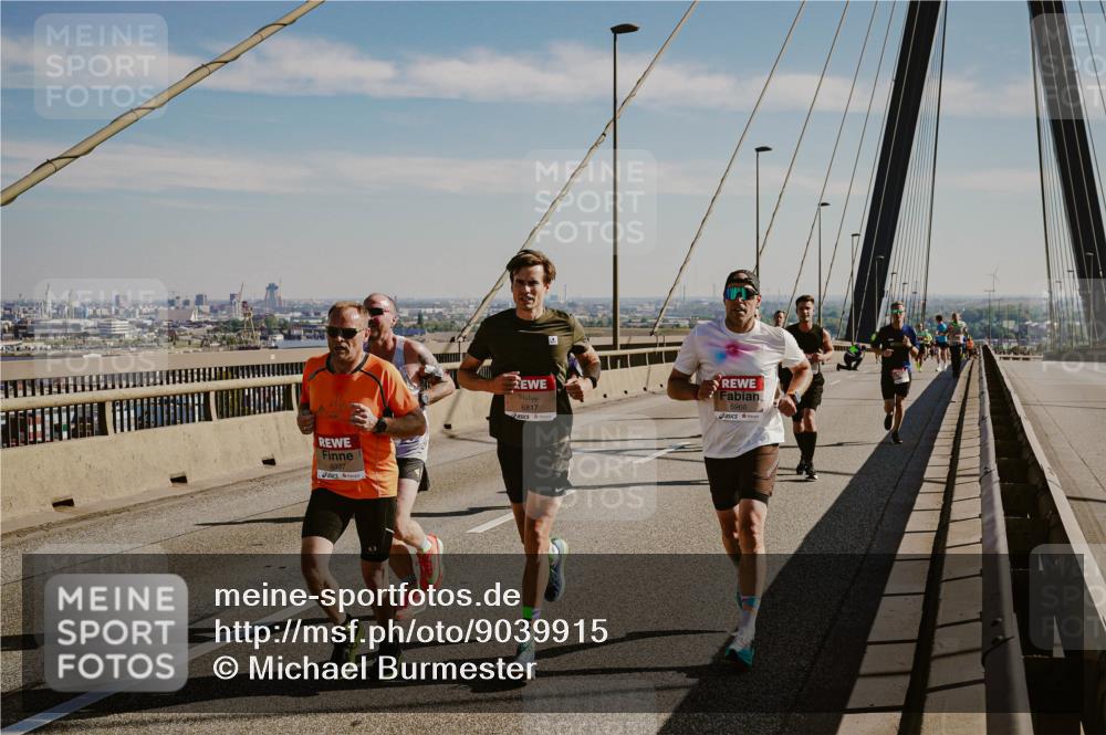 03.10.2025 - Köhlbrandbrückenlauf Michael Burmester http://msf.ph/oto/9039915 03.10.2025 12:20:33 Position 1 4037, 6817, 5966 meine-sportfotos.de