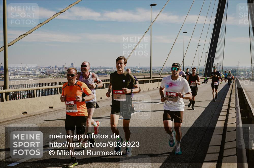 03.10.2025 - Köhlbrandbrückenlauf Michael Burmester http://msf.ph/oto/9039923 03.10.2025 12:20:33 Position 1 11, 4037, 6817, 5966 meine-sportfotos.de