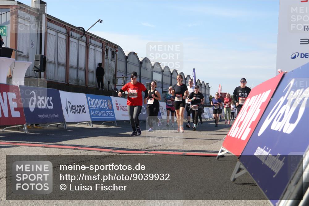 03.10.2025 - Köhlbrandbrückenlauf Luisa Fischer http://msf.ph/oto/9039932 03.10.2025 13:31:11 Ziel 4800, 4967, 5310, 5362, 5378, 5772, 5773, 6242, 6243, 6375, 6559 meine-sportfotos.de