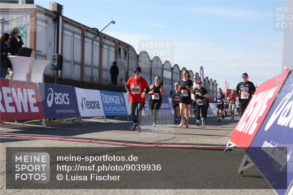03.10.2025 - Köhlbrandbrückenlauf Luisa Fischer http://msf.ph/oto/9039936 03.10.2025 13:31:12 Ziel 4800, 4967, 5310, 5362, 5378, 5772, 5773, 6242, 6243, 6375, 6559 meine-sportfotos.de