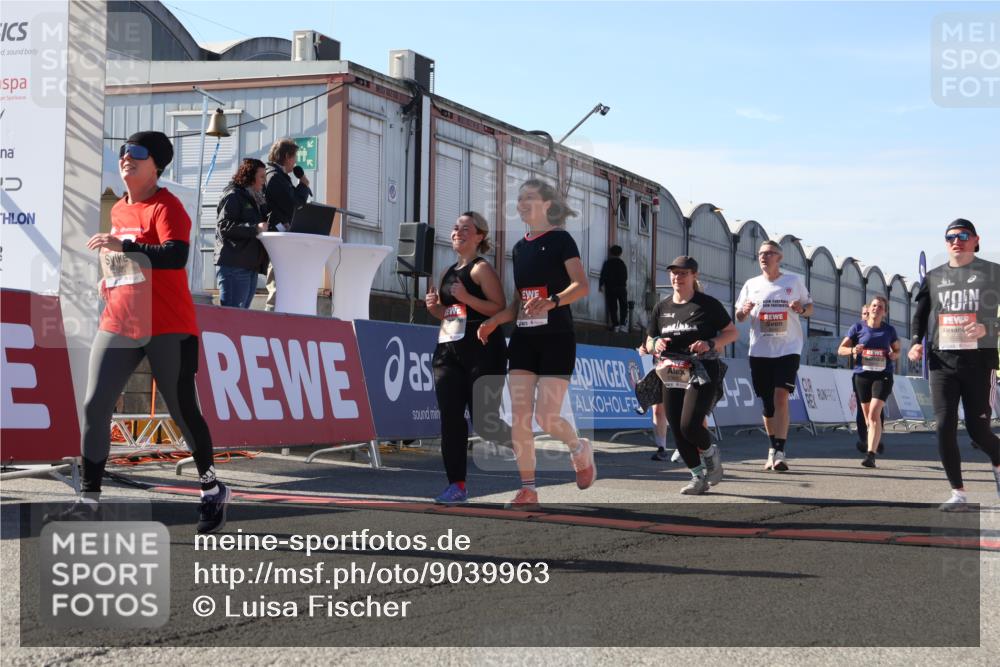 03.10.2025 - Köhlbrandbrückenlauf Luisa Fischer http://msf.ph/oto/9039963 03.10.2025 13:31:14 Ziel 4800, 4967, 5030, 5310, 5362, 5378, 5772, 5773, 6242, 6243, 6375, 6559, 6731 meine-sportfotos.de