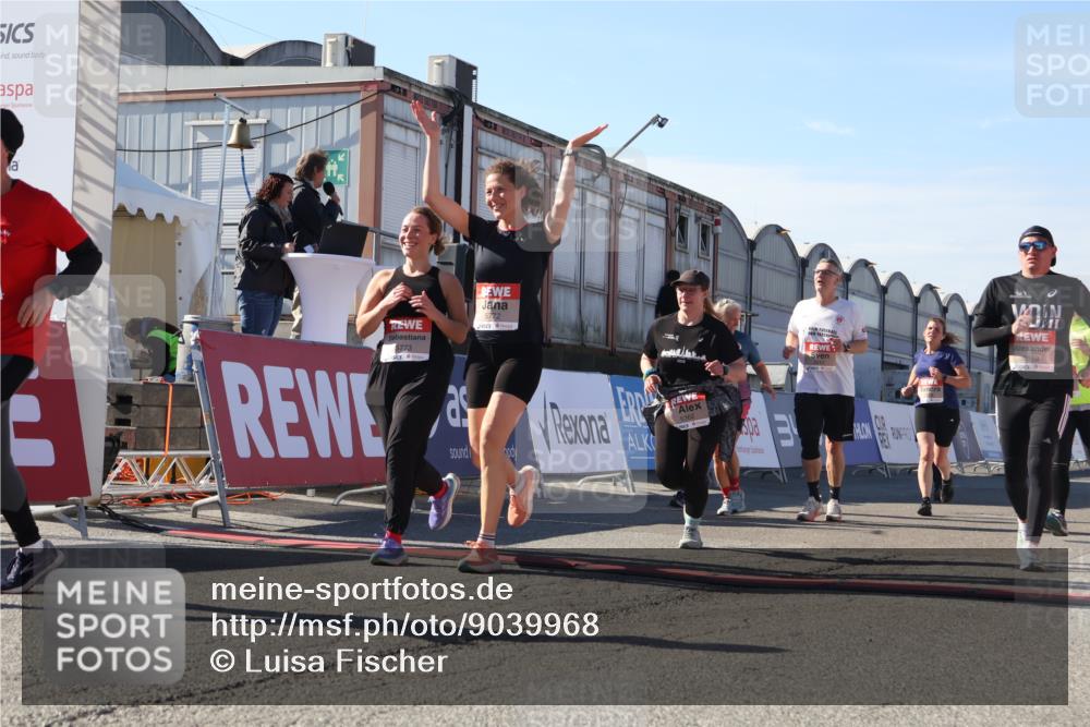 03.10.2025 - Köhlbrandbrückenlauf Luisa Fischer http://msf.ph/oto/9039968 03.10.2025 13:31:14 Ziel 4800, 4967, 5030, 5310, 5362, 5378, 5772, 5773, 6242, 6243, 6375, 6559, 6731 meine-sportfotos.de