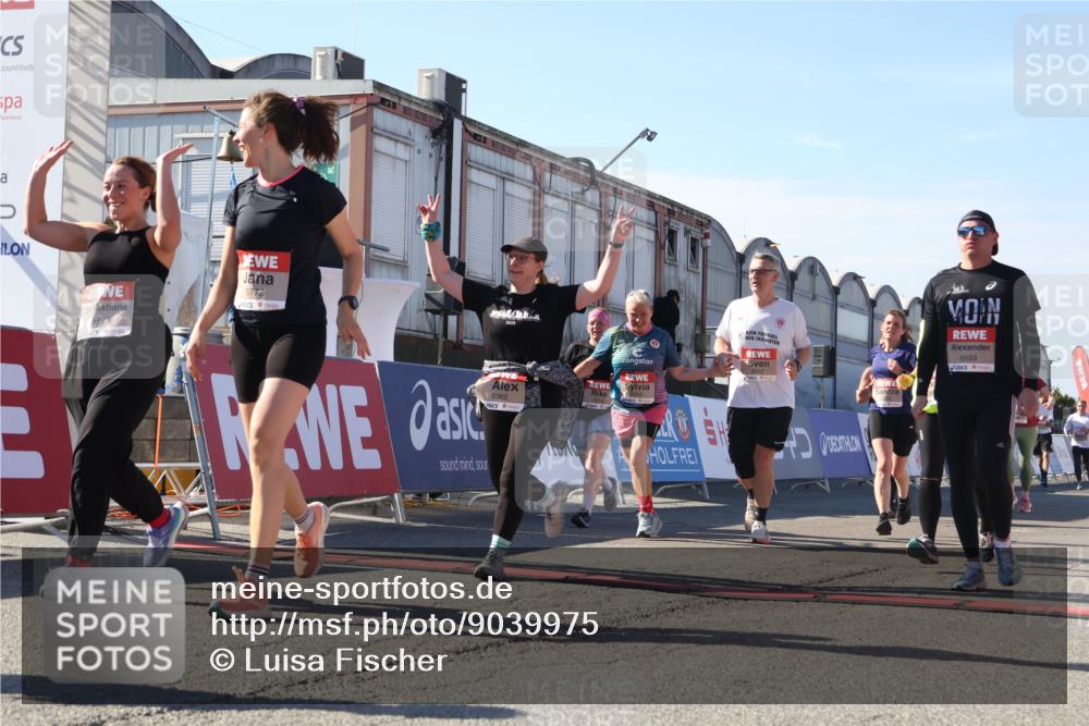03.10.2025 - Köhlbrandbrückenlauf Luisa Fischer http://msf.ph/oto/9039975 03.10.2025 13:31:15 Ziel 4800, 4967, 5030, 5310, 5362, 5378, 5772, 5773, 6242, 6243, 6375, 6559, 6731 meine-sportfotos.de