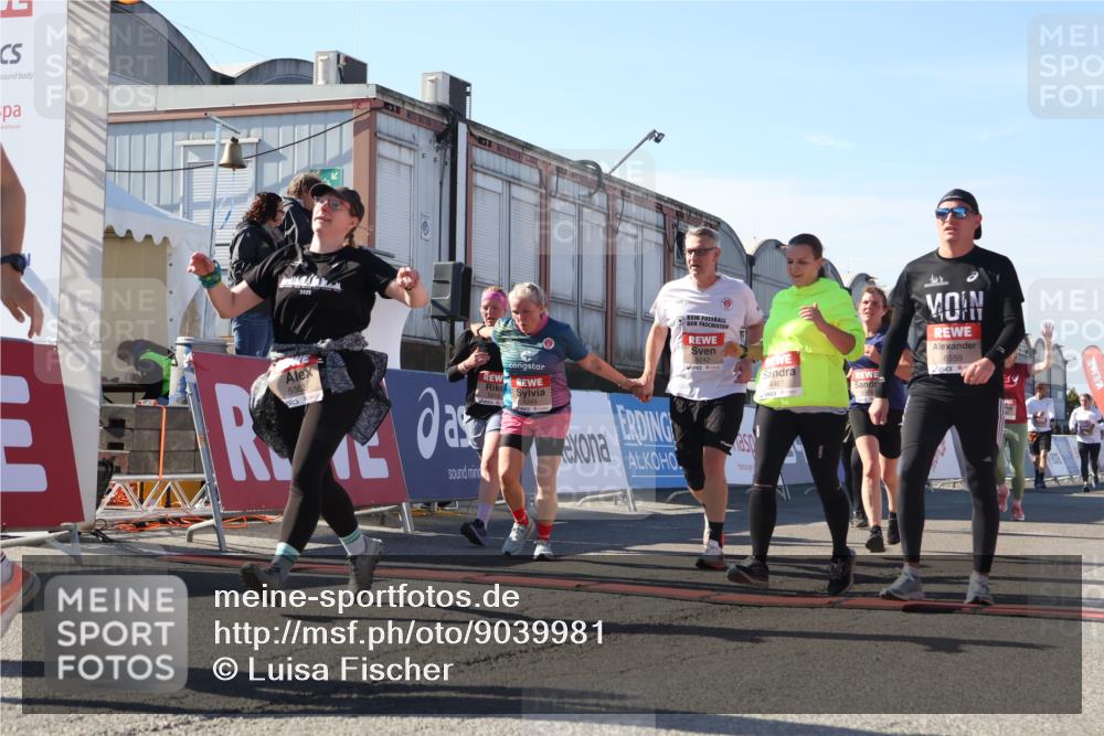 03.10.2025 - Köhlbrandbrückenlauf Luisa Fischer http://msf.ph/oto/9039981 03.10.2025 13:31:16 Ziel 4800, 4967, 5030, 5310, 5362, 5378, 5772, 5773, 6242, 6243, 6375, 6559, 6731 meine-sportfotos.de
