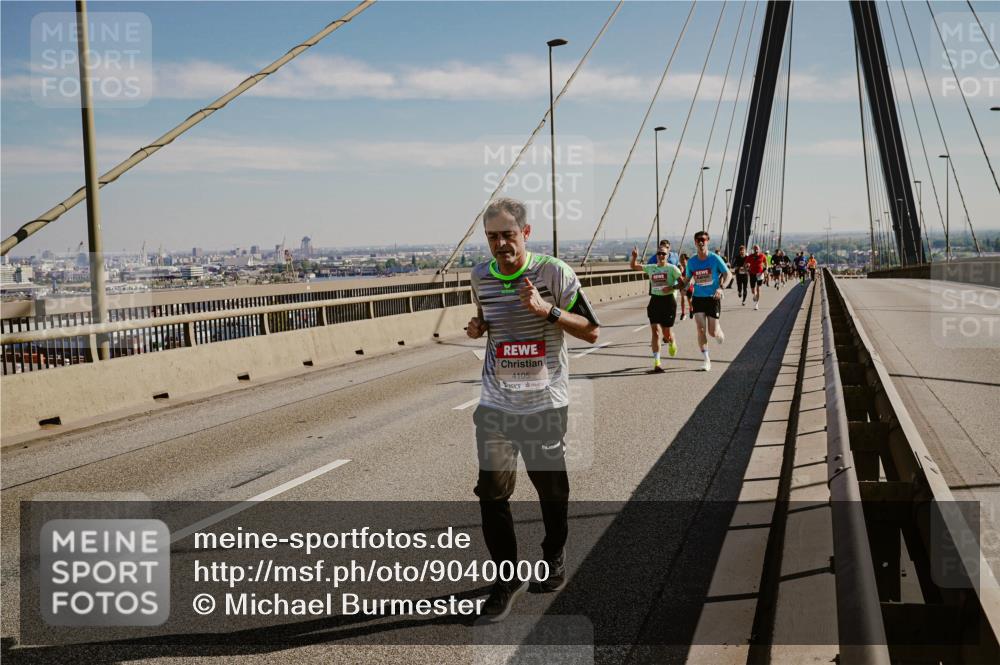 03.10.2025 - Köhlbrandbrückenlauf Michael Burmester http://msf.ph/oto/9040000 03.10.2025 12:20:44 Position 1 4105 meine-sportfotos.de