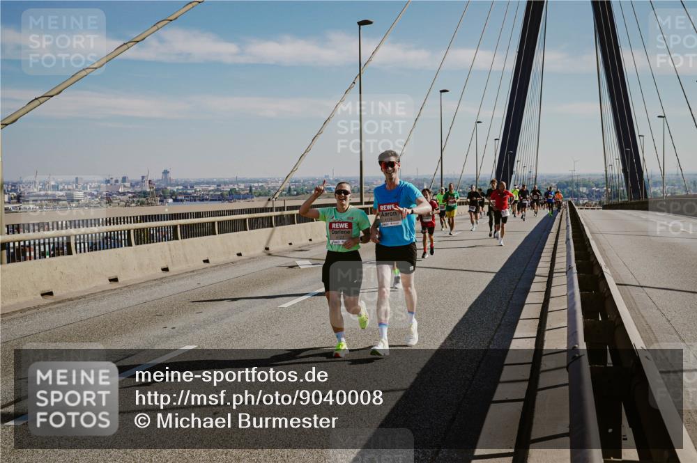 03.10.2025 - Köhlbrandbrückenlauf Michael Burmester http://msf.ph/oto/9040008 03.10.2025 12:20:46 Position 1 4114 meine-sportfotos.de