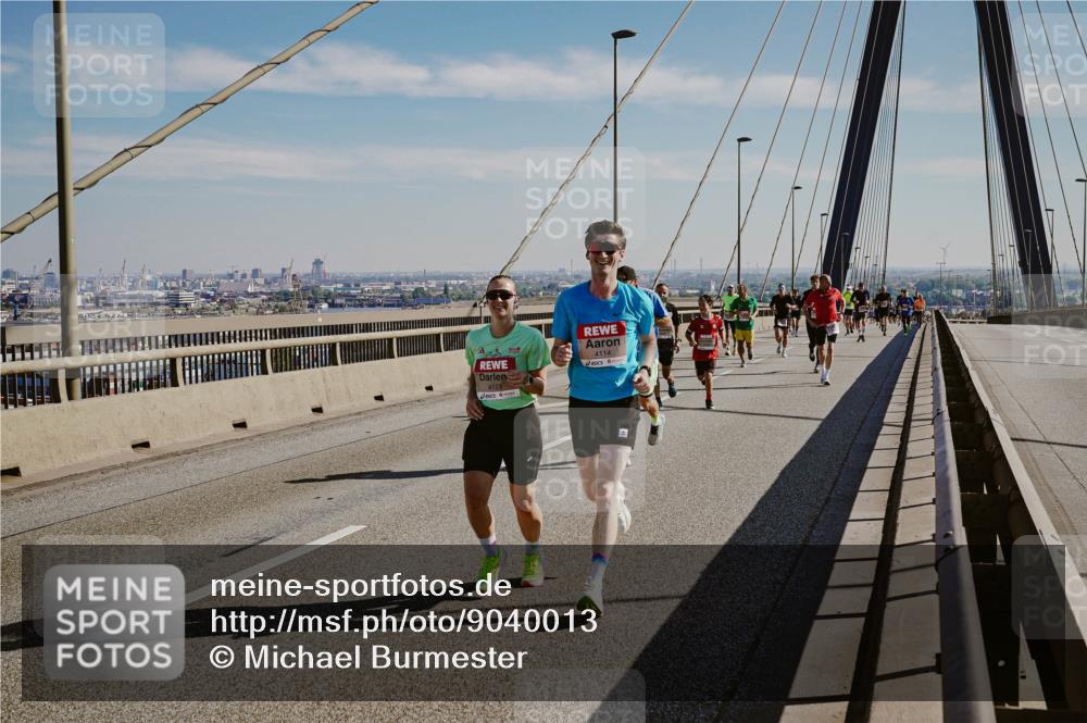 03.10.2025 - Köhlbrandbrückenlauf Michael Burmester http://msf.ph/oto/9040013 03.10.2025 12:20:47 Position 1 4123, 4114 meine-sportfotos.de