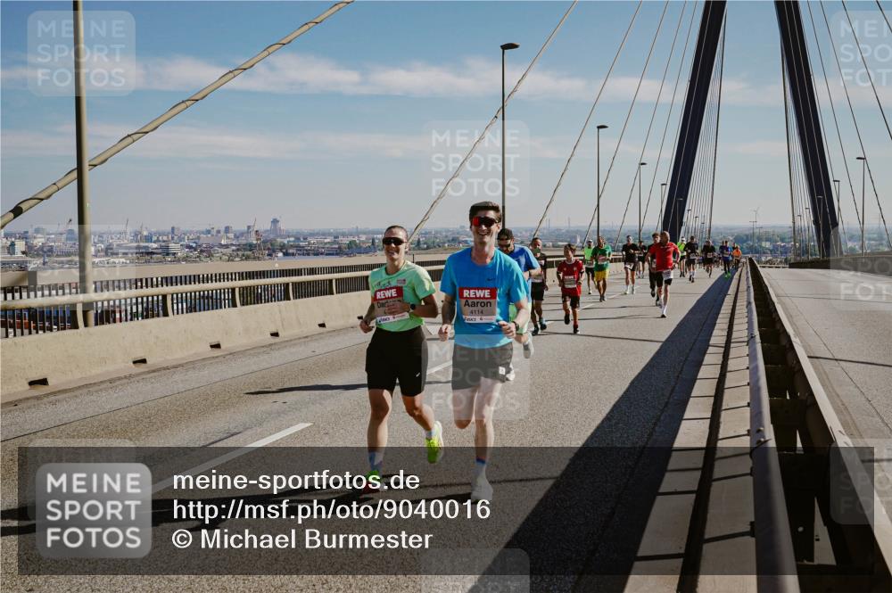 03.10.2025 - Köhlbrandbrückenlauf Michael Burmester http://msf.ph/oto/9040016 03.10.2025 12:20:47 Position 1 4114 meine-sportfotos.de