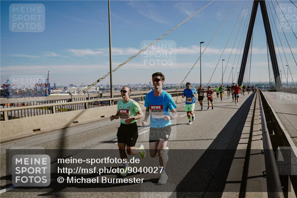03.10.2025 - Köhlbrandbrückenlauf Michael Burmester http://msf.ph/oto/9040027 03.10.2025 12:20:48 Position 1 4114 meine-sportfotos.de