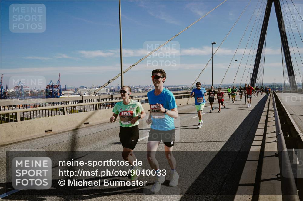 03.10.2025 - Köhlbrandbrückenlauf Michael Burmester http://msf.ph/oto/9040033 03.10.2025 12:20:48 Position 1 4123, 4114 meine-sportfotos.de