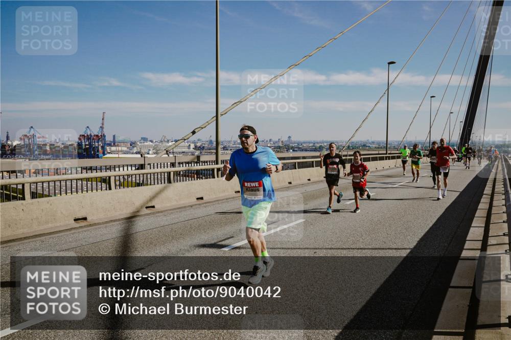 03.10.2025 - Köhlbrandbrückenlauf Michael Burmester http://msf.ph/oto/9040042 03.10.2025 12:20:49 Position 1  meine-sportfotos.de