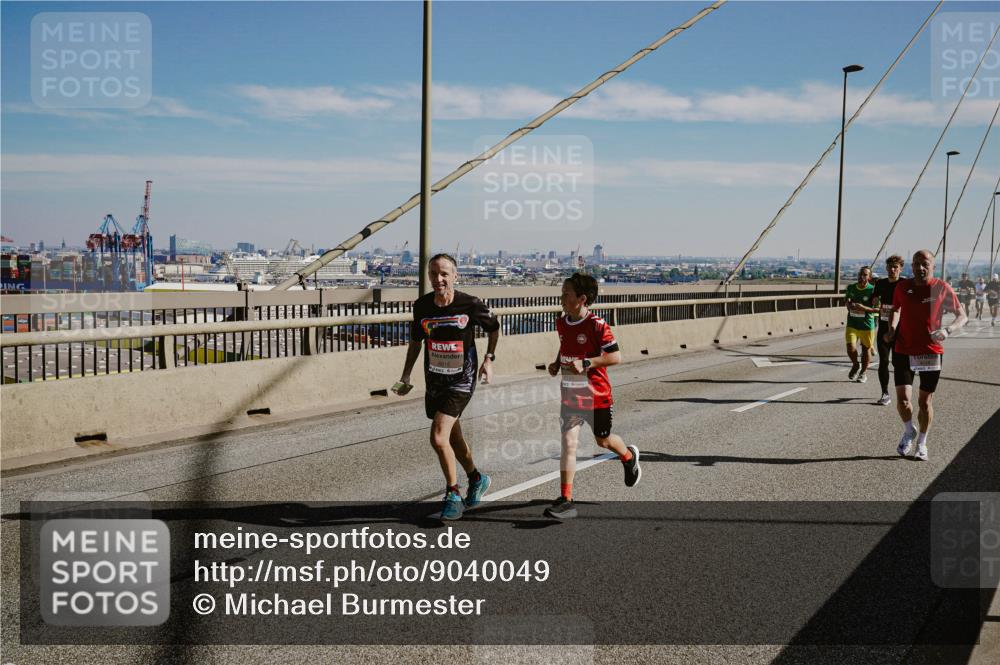 03.10.2025 - Köhlbrandbrückenlauf Michael Burmester http://msf.ph/oto/9040049 03.10.2025 12:20:51 Position 1  meine-sportfotos.de